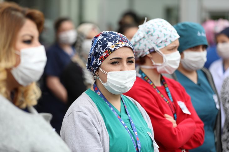 Mesai arkadaşları koronavirüsten vefat eden Dilek hemşireyi gözyaşlarıyla uğurladı