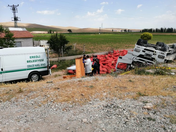Konya’da soğan yüklü tır devrildi, sürücü hayatını kaybetti