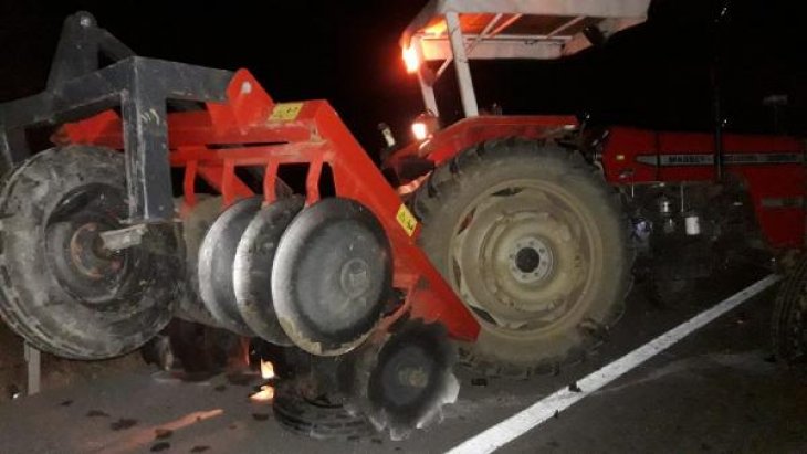 Traktörle otomobil traktör çarpıştı: 10 yaralı