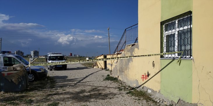 Kovid-19 vakaları görülünce bina karantina altına alındı