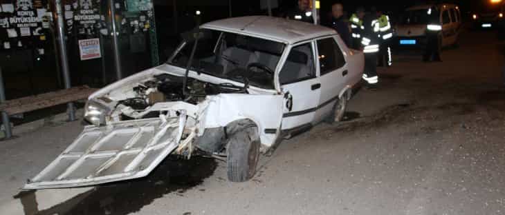 Konya'da otomobil panoya çarptı: 2 yaralı