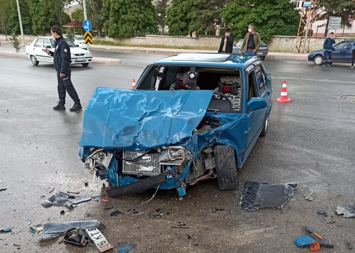 Konya’da kamyonetle otomobil çarpıştı: 2 yaralı