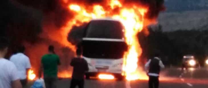 TEM'de seyir halindeki yolcu otobüsü alev alev yandı