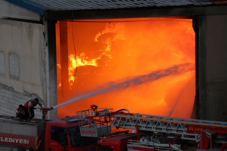 Korkutan yangın! Tekstil fabrikasının deposu alevler içinde kaldı
