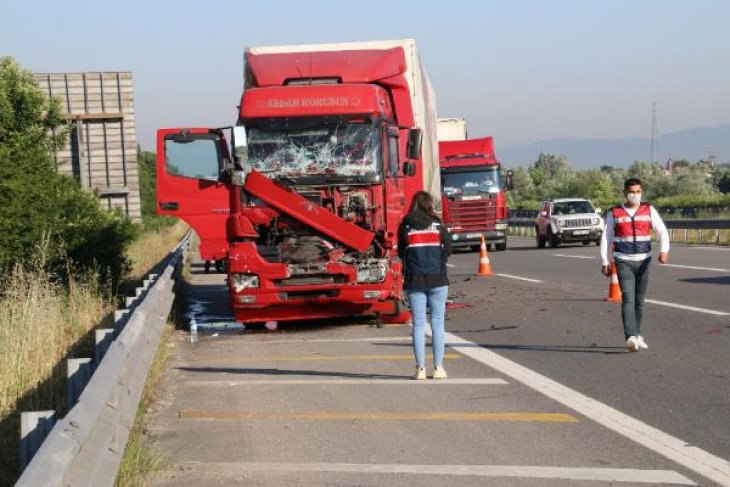 TIR kamyona çarptı: 6 yaralı