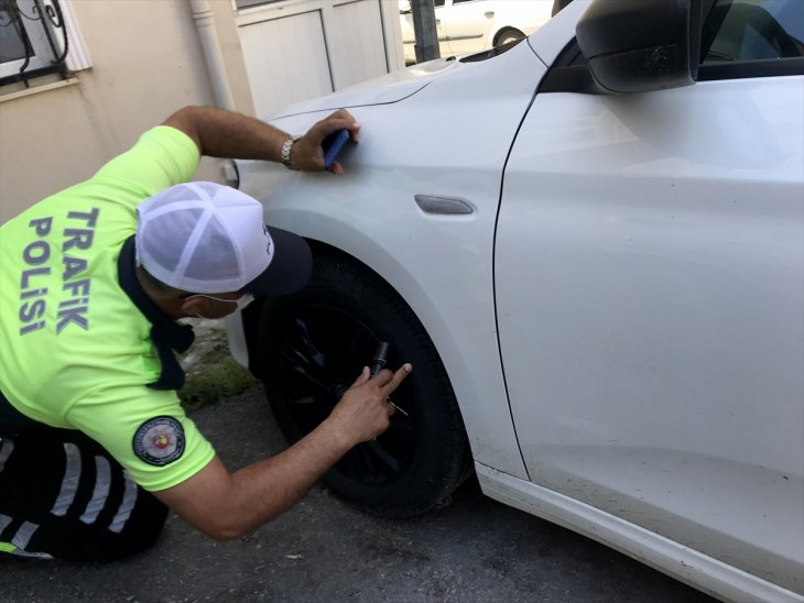 Otomobilin motor kısmına sıkışan kedi için seferber oldular