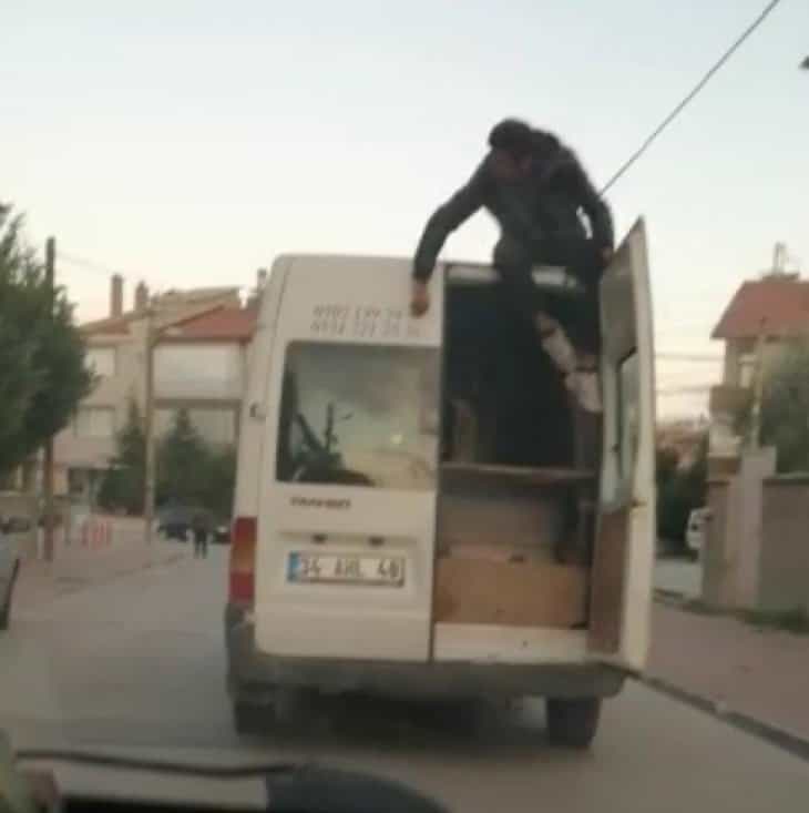 Konya’da eşya taşınan kamyonetin üzerinde tehlikeli yolculuk