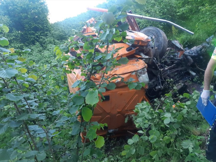 Feci kaza! Kamyon şarampole devrildi: 2 ölü, 3 yaralı