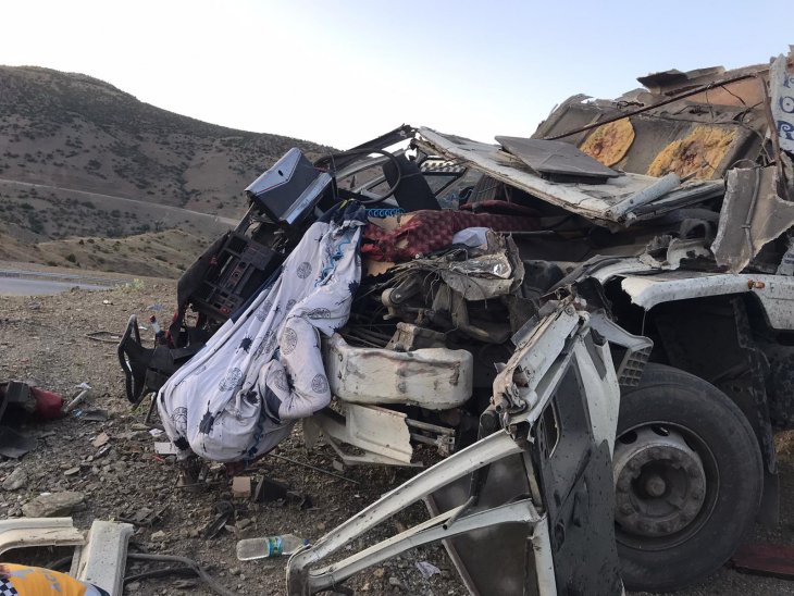 Konya’da iş makinesi taşıyan kamyon kaza yaptı, sürücü kurtarılamadı