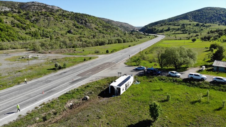 Yolcu otobüsü devrildi! Çok sayıda yaralı var