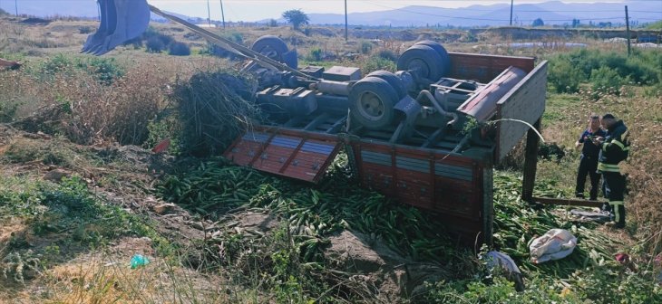 İneğe çarpan kamyon şarampole devrildi: 2 ölü, 8 yaralı