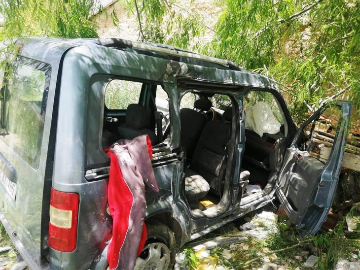 Konya'da hafif ticari araç bahçe duvarına çarptı: 3 yaralı