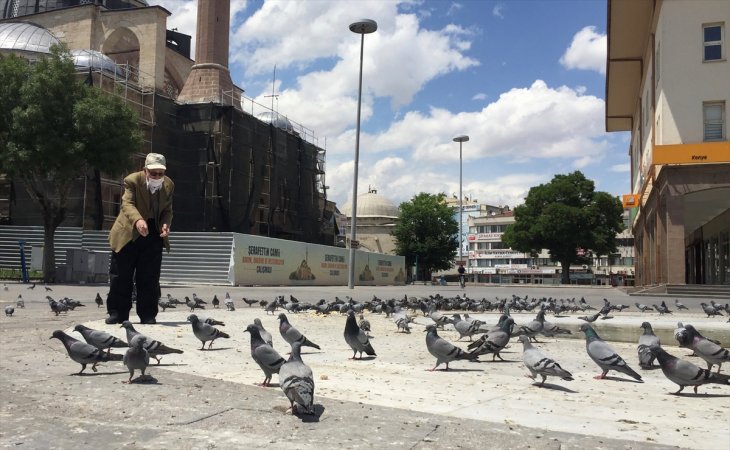 Konyalı Cemal dedenin pazar günleri güvercin yemlemekle geçiyor
