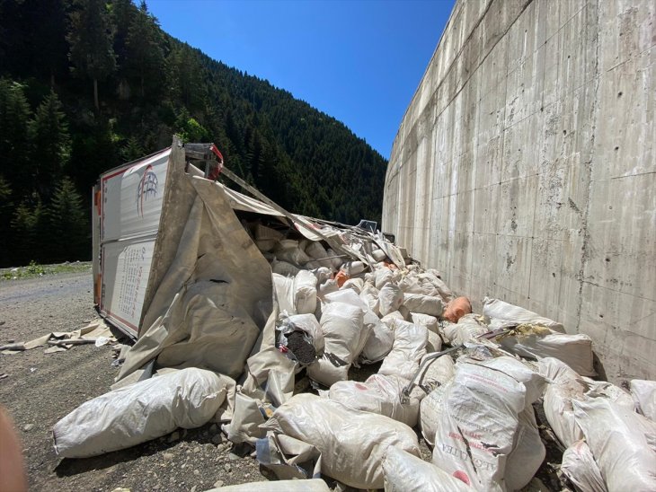 Tır devrildi: 1 ölü, 1 yaralı