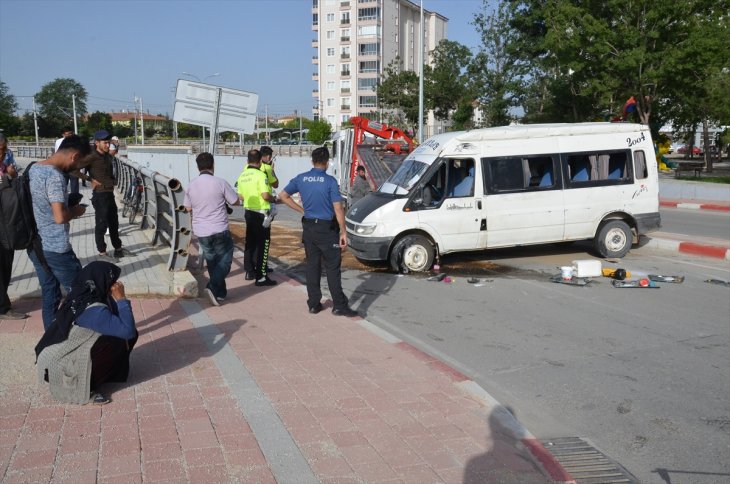 Tarım işçilerini taşıyan minibüs devrildi: 4 yaralı