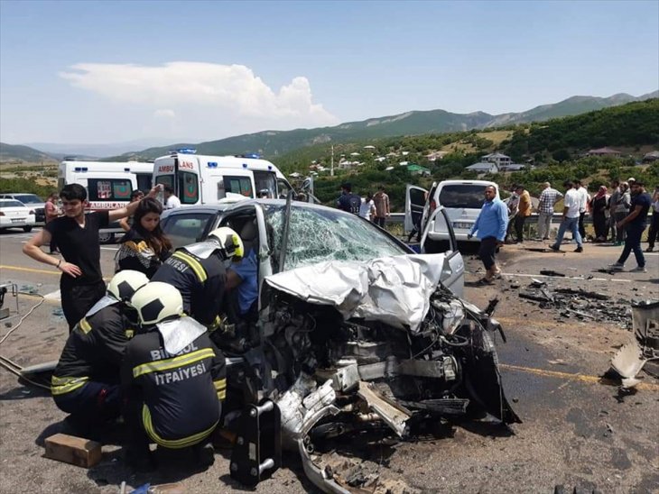 Feci kaza! Otomobil ile hafif ticari araç çarpıştı: 1 ölü, 4 yaralı