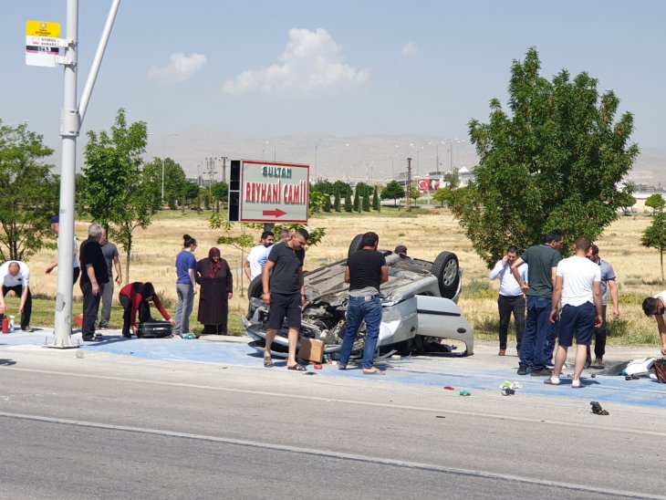 Konya’da yoldan çıkan otomobil devrildi: 2 yaralı