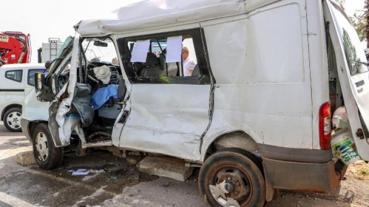 Yolcu otobüsü servis minibüsüyle çarpıştı: 1 ölü
