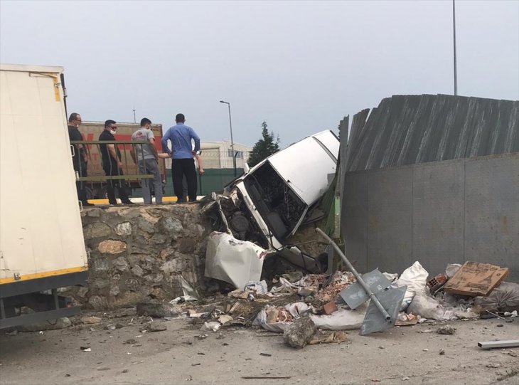 Devrilen otomobilde 1 kişi öldü, 1 kişi yaralandı