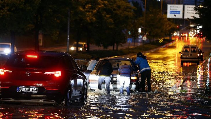 Ankara sağanak yağışın etkisi altında kaldı