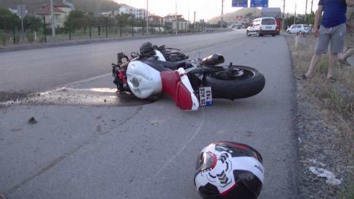 İki motosiklet çarpıştı, sürücülerden biri öldü