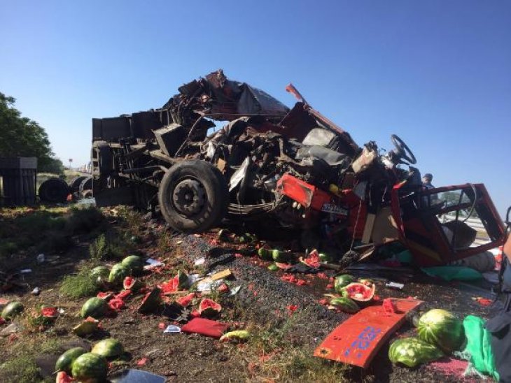 17 yaşındaki sürücünün kullandığı kamyon TIR'la çarpıştı, ortalık savaş alanına döndü