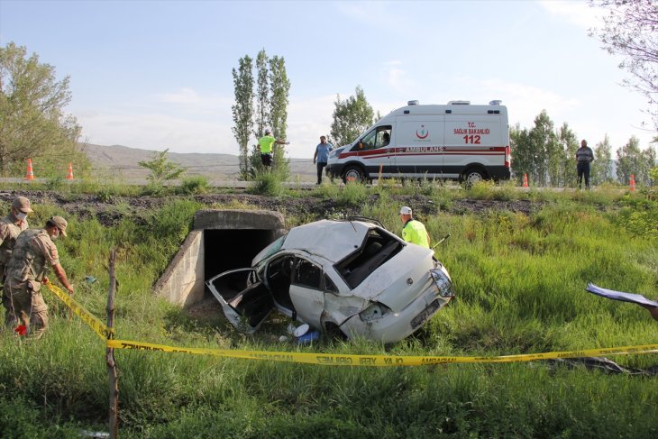 Otomobilin devrildiği feci kazada 2 kişi öldü, 2 kişi de yaralandı