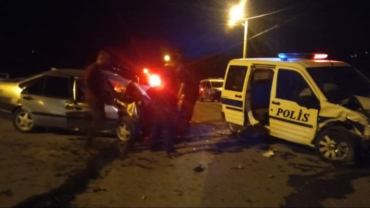 Polis aracı otomobille çarpıştı: 2 ölü, 4 yaralı