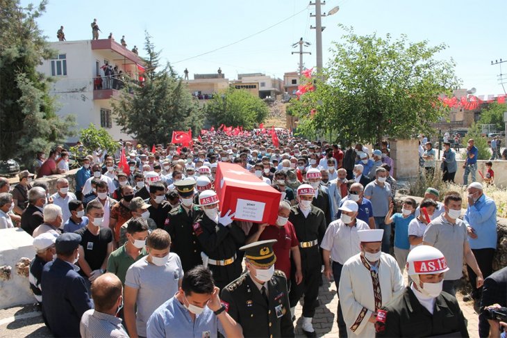 Mardin'deki şehit cenazesinde teröre lanet yağdı!