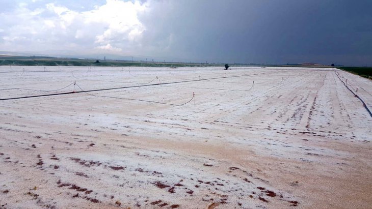 Konya'da 5 dakika etkili olan dolu yağışı tarım alanlarını vurdu