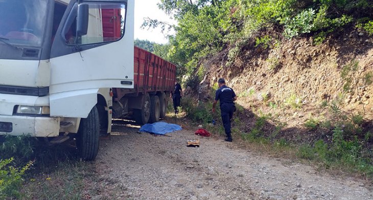 Kamyonun altına giren motosikletteki anne öldü, oğlu yaralı