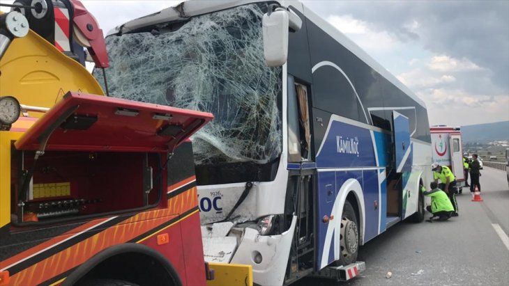 Yolcu otobüsü ile çekici çarpıştı! Çok sayıda yaralı var