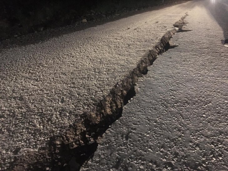 Deprem yollarda yarıklar oluşturdu