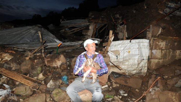 Deprem bölgesinden yürekleri sızlatan kare