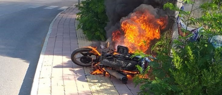Motosiklet alev topuna döndü, sürücü yanmaktan son anda kurtuldu