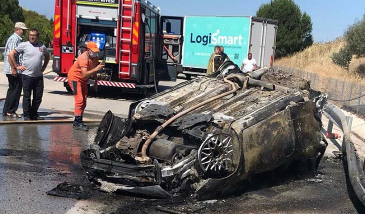 Korkunç kaza! Alev alan otomobildeki 2 kişi hayatını kaybetti