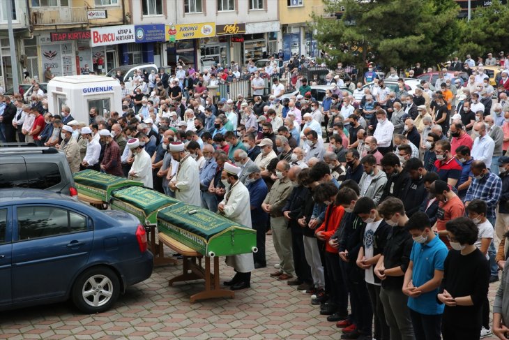 Feci kazada ölen 6 kişiden 3'ü toprağa verildi