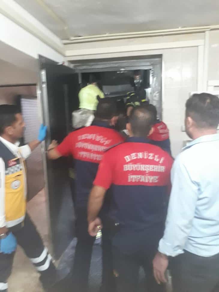 Asansörün içinde üzerine tepsi dolabı devrilen çocuk öldü