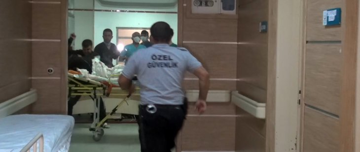 Karaman’da husumetliler hastanede karşılaştı: Sedye üstünde saldırdılar!