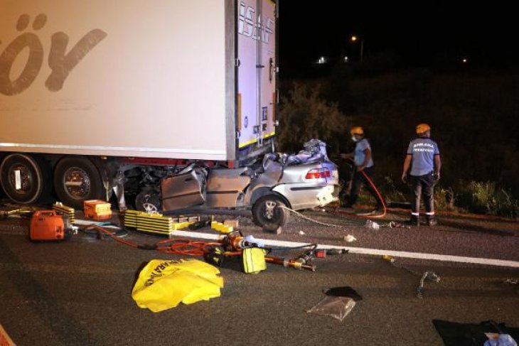 Otomobil arızalanan TIR’ın altına girdi, sürücü olay yerinde can verdi