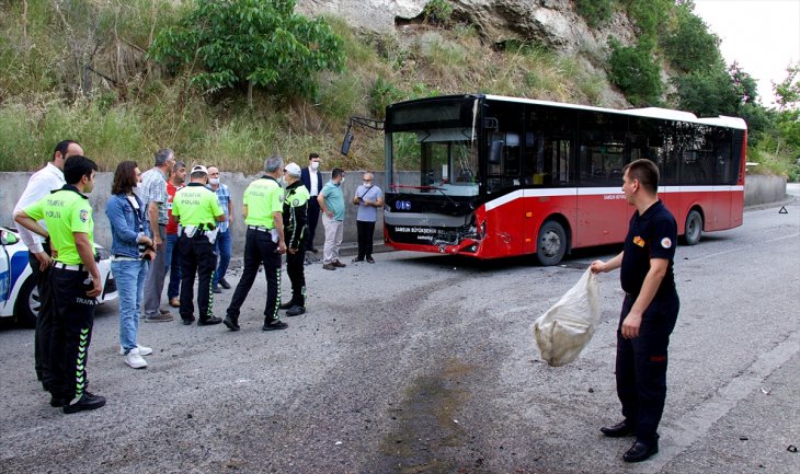 Otobüs ile çarpışan otomobilin sürücüsü hayatını kaybetti