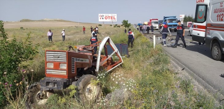 Otomobilin çarptığı traktör ikiye ayrıldı: 1 ölü, 3 yaralı