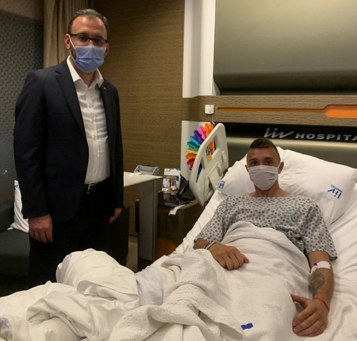 Bakan Kasapoğlu, bacağı kırılan Muslera'ya hastanede ziyaret etti