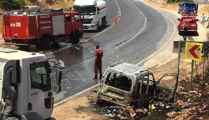 Yangını söndürmek için durdu, kendi aracı da kül oldu