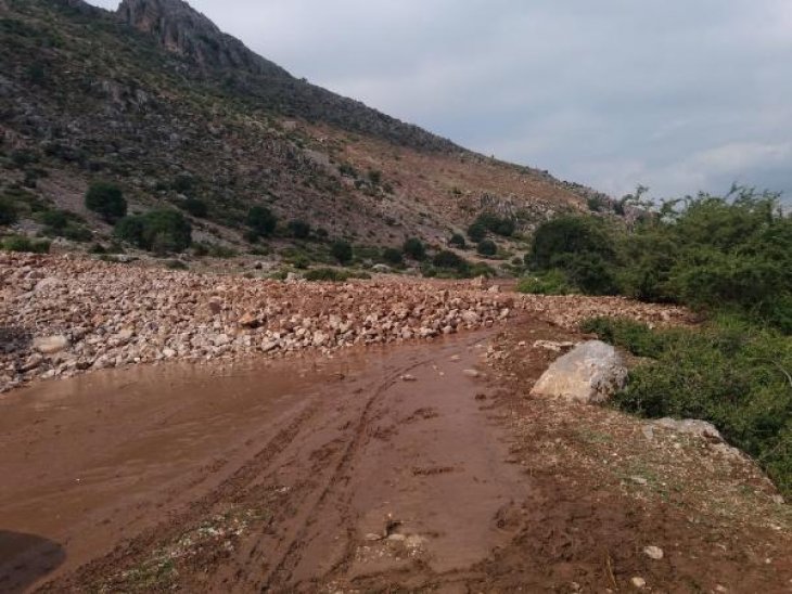 Heyelan köy yollarını kapattı, tarım arazilerine zarar verdi