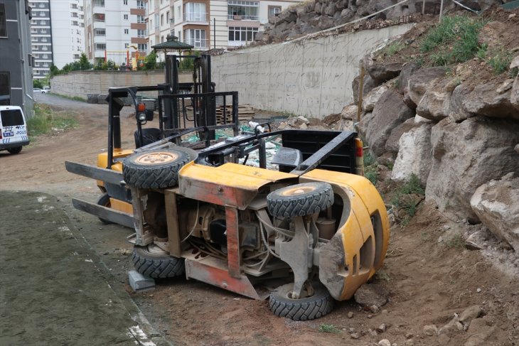 Forkliftin altında kaldı