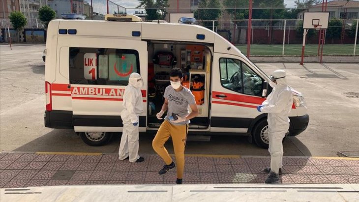 Koronavirüs tedavisi gören gençler ambulanslarla sınav salonuna götürüldü