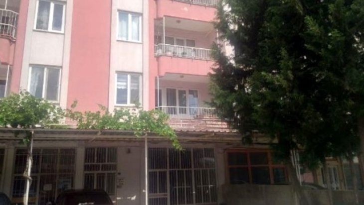 Üçüncü kattan düşen genç kızı balkon tentesi hayatta tuttu