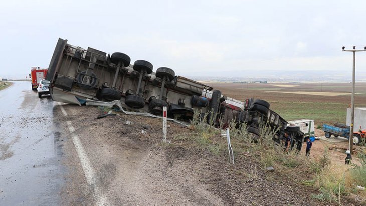 TIR şarampole devrildi, sürücü burnu bile kanamadan çıktı