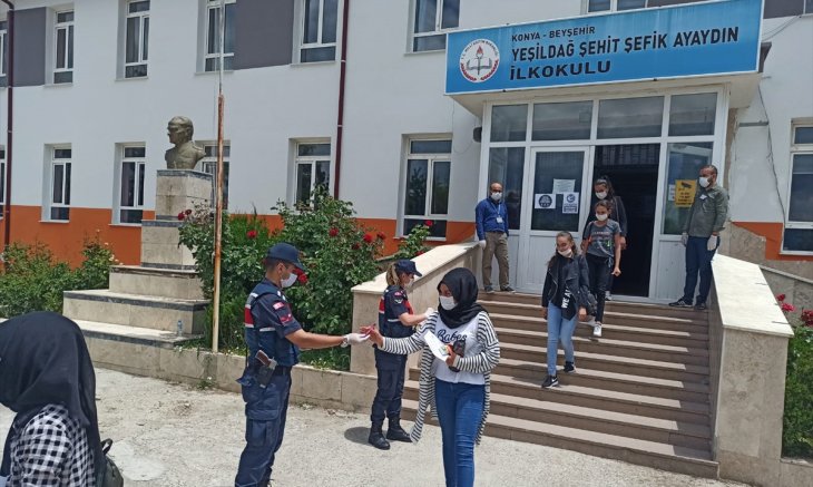 Beyşehir'de jandarmadan LGS'ye giren öğrencilere sınav çıkışında ikram